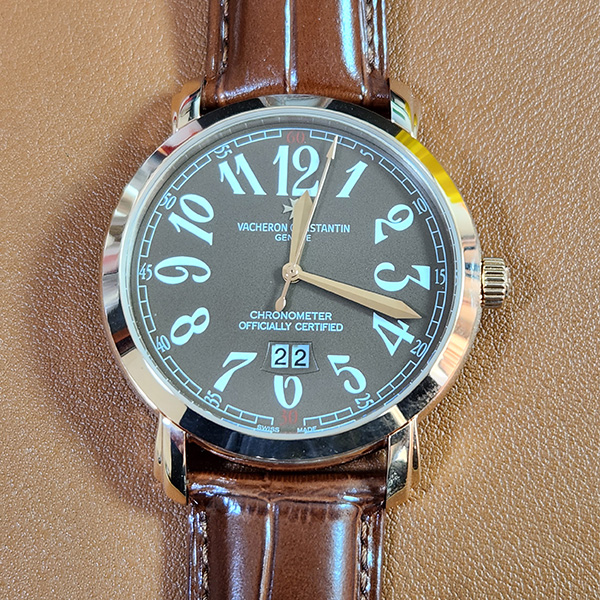 【AA製·革バンド】最安値のVacheron Constantinコピー時計 Quartz movement ブラウンダイヤル 日付表示 